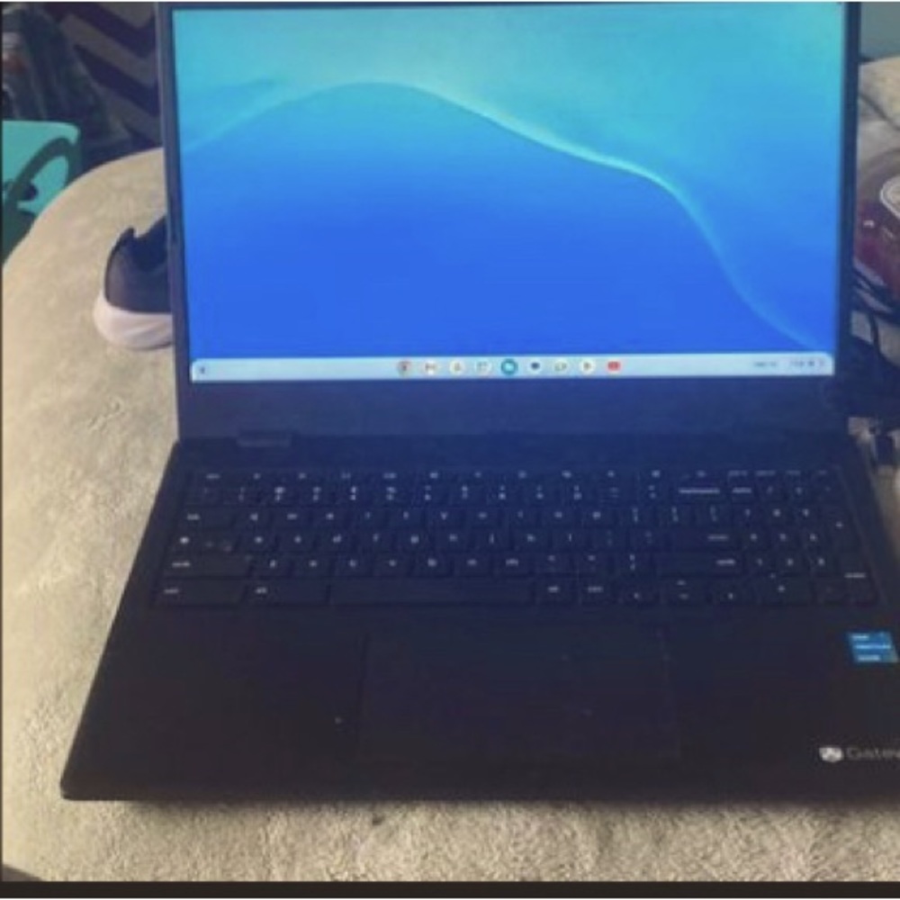 Gateway Chromebook  15”6 used one or two times it comes with the charger works